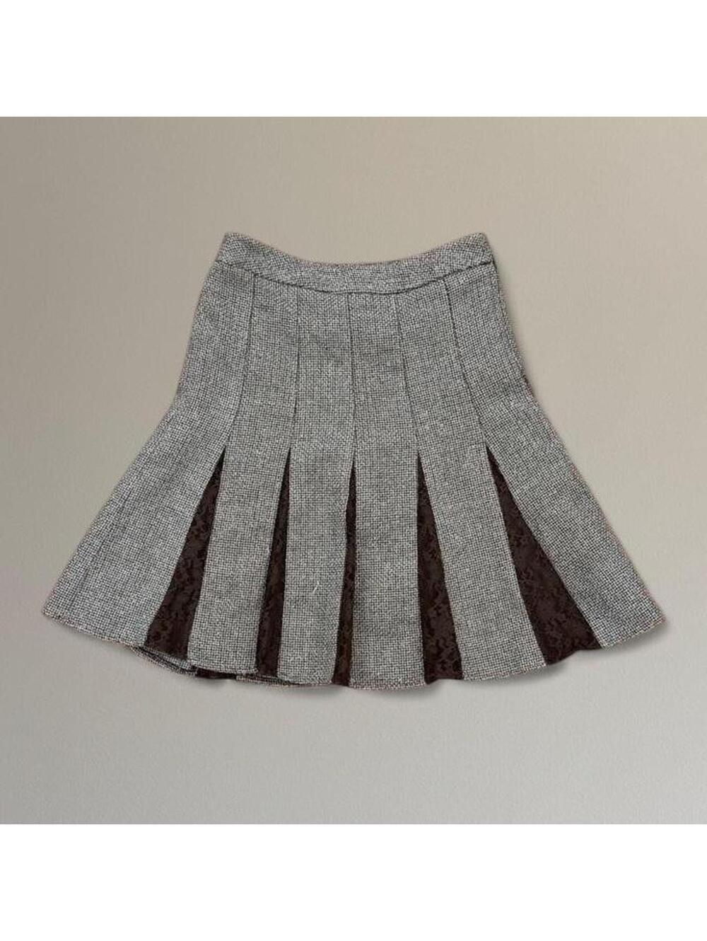 Tweed and lace pleated midi skirt.